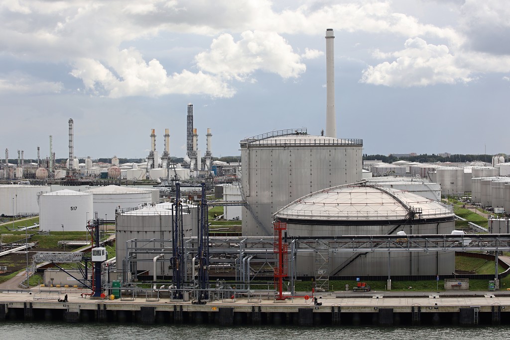 europoort maasvlakte rotterdam botlek haven scheepvaart industrie fabrieken marine transport overslag terminal portlantis ferry centrale